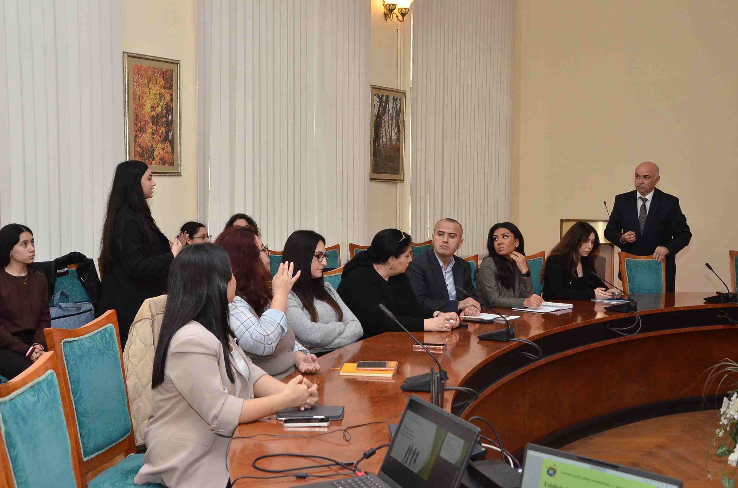 Tələbələrlə effektiv kommunikasiyanın qurulması” mövzusunda təlim keçirilmişdir