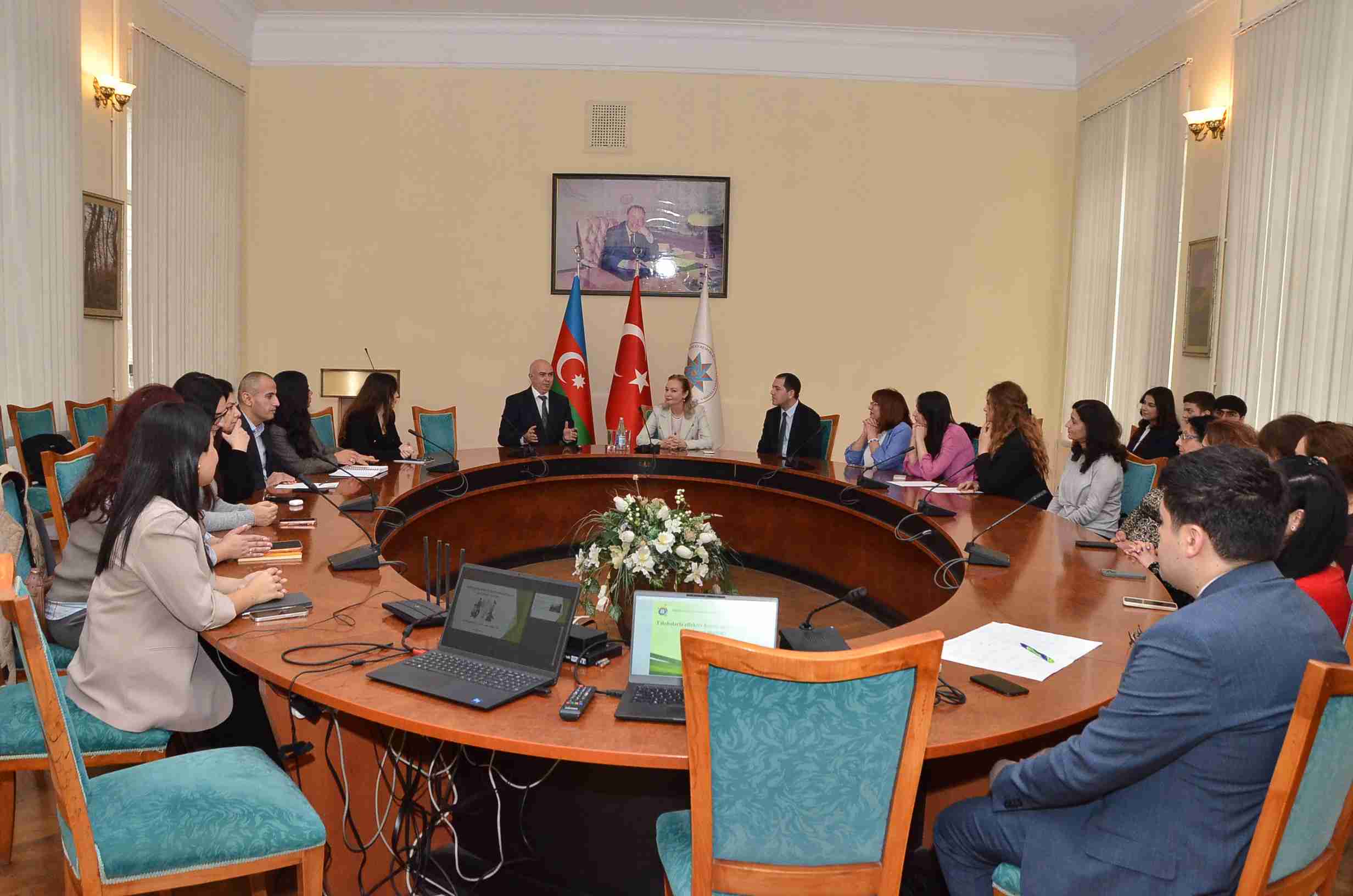 Tələbələrlə effektiv kommunikasiyanın qurulması” mövzusunda təlim keçirilmişdir