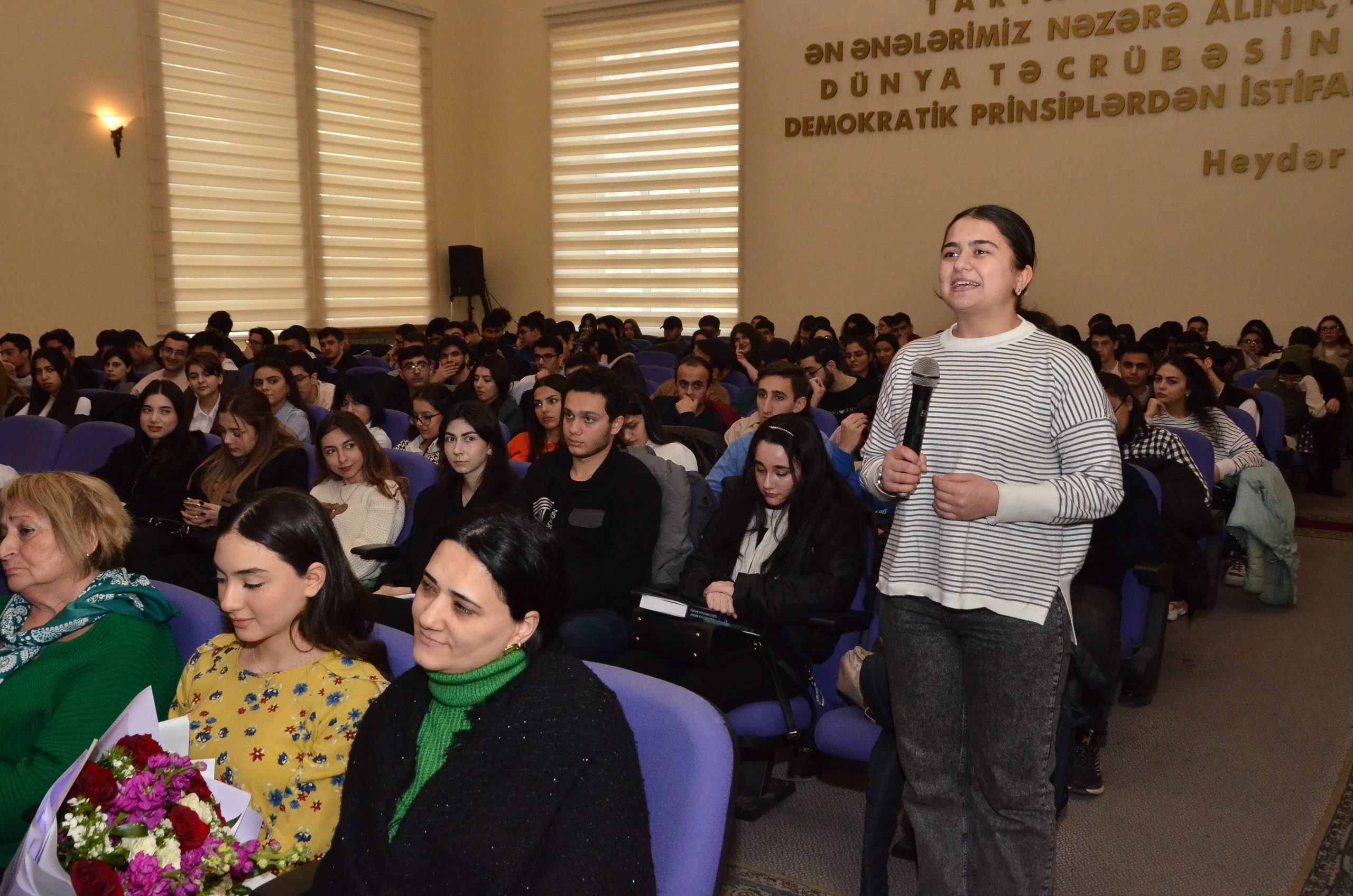 Dövlət İdarəçilik Akademiyasında professor Dilarə Seyidzadə ilə görüş keçirilib