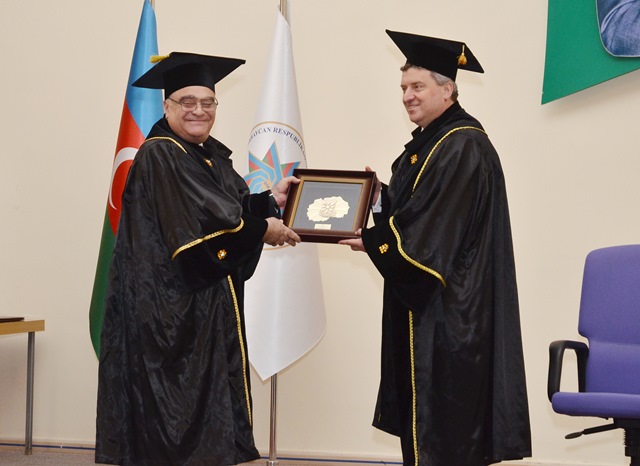 Makedoniya Prezidentinə Dövlət İdarəçilik Akademiyasının fəxri doktoru adı verilib