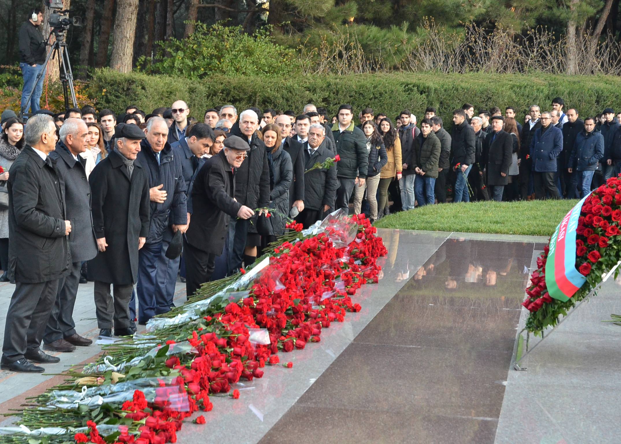 Azərbaycan Respublikasının Prezidenti yanında Dövlət İdarəçilik Akademiyasının kollektivi ulu öndər Heydər Əliyevin məzarını ziyarət edib