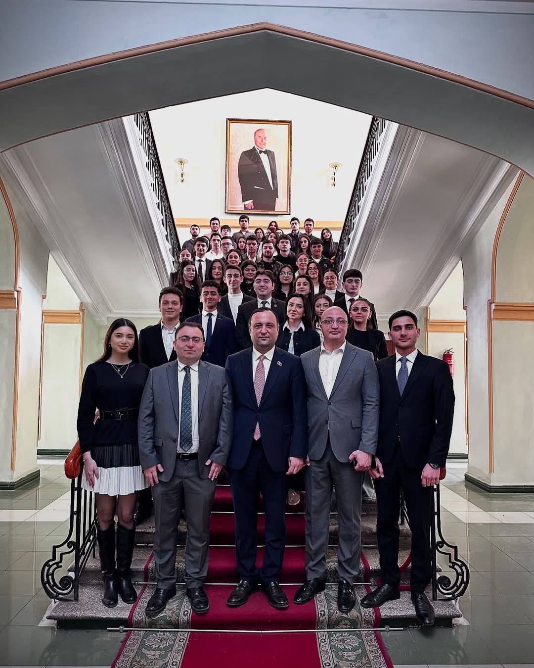 Milli Məclisin deputatı Şahin İsmayılov DİA -da tələbələrlə görüşdü