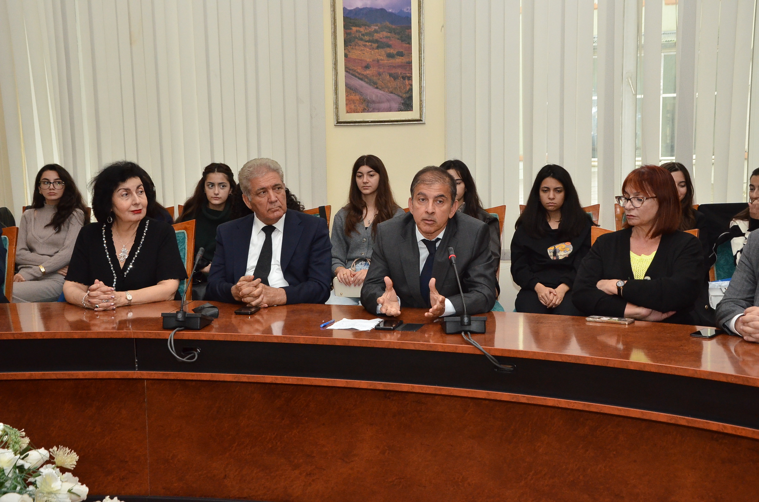 Dövlət İdarəçilik Akademiyasında müstəqilliyin bərpasının 34-cü ildönümünə həsr olunmuş dəyirmi masa keçirilib