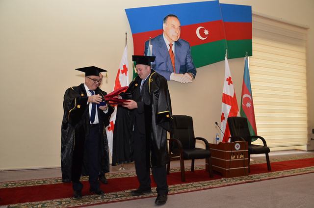 Gürcüstan Prezidentinə Dövlət İdarəçilik Akademiyasının fəxri doktoru adı verilib