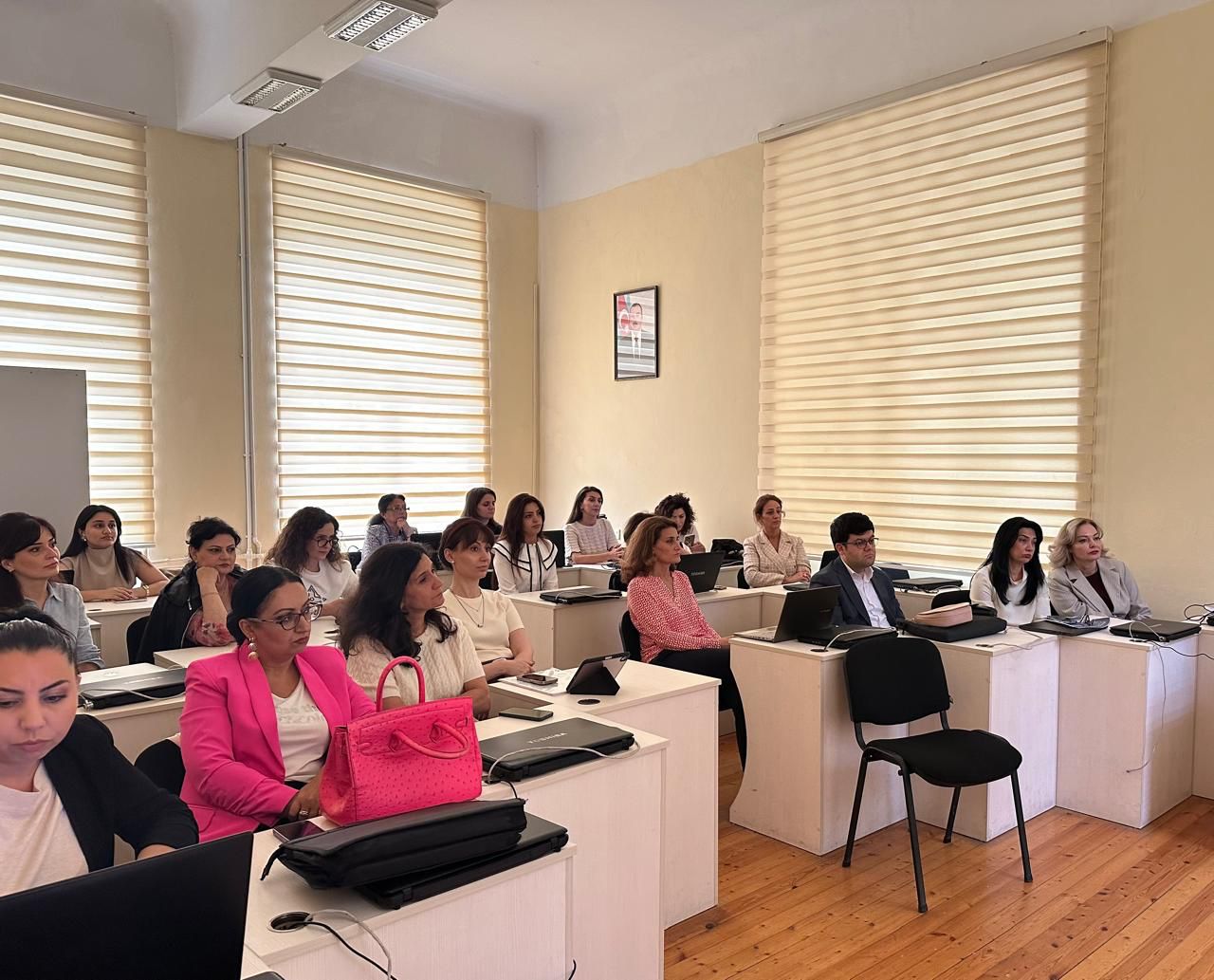 Dillər kafedrasında interaktiv tədris metodlarının inkişafına dair təlim baş tutdu.