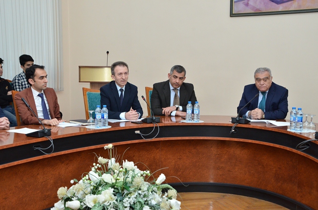 “Könüllülük - vətənpərvərlik məktəbi, xalqa və dövlətə xidmət örnəyi” mövzusunda dəyirmi masa keçirilib