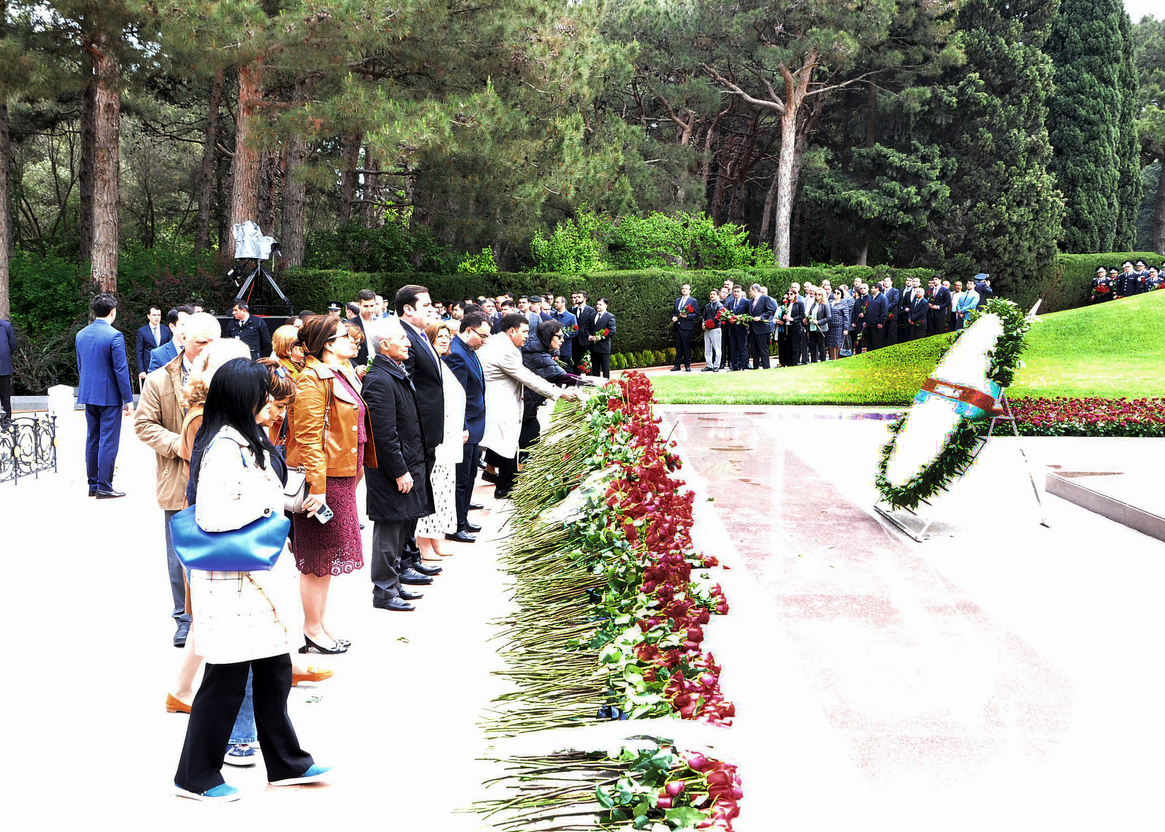 Dövlət İdarəçilik Akademiyasının kollektivi Ulu Öndər Heydər Əliyevin xatirəsini yad edib