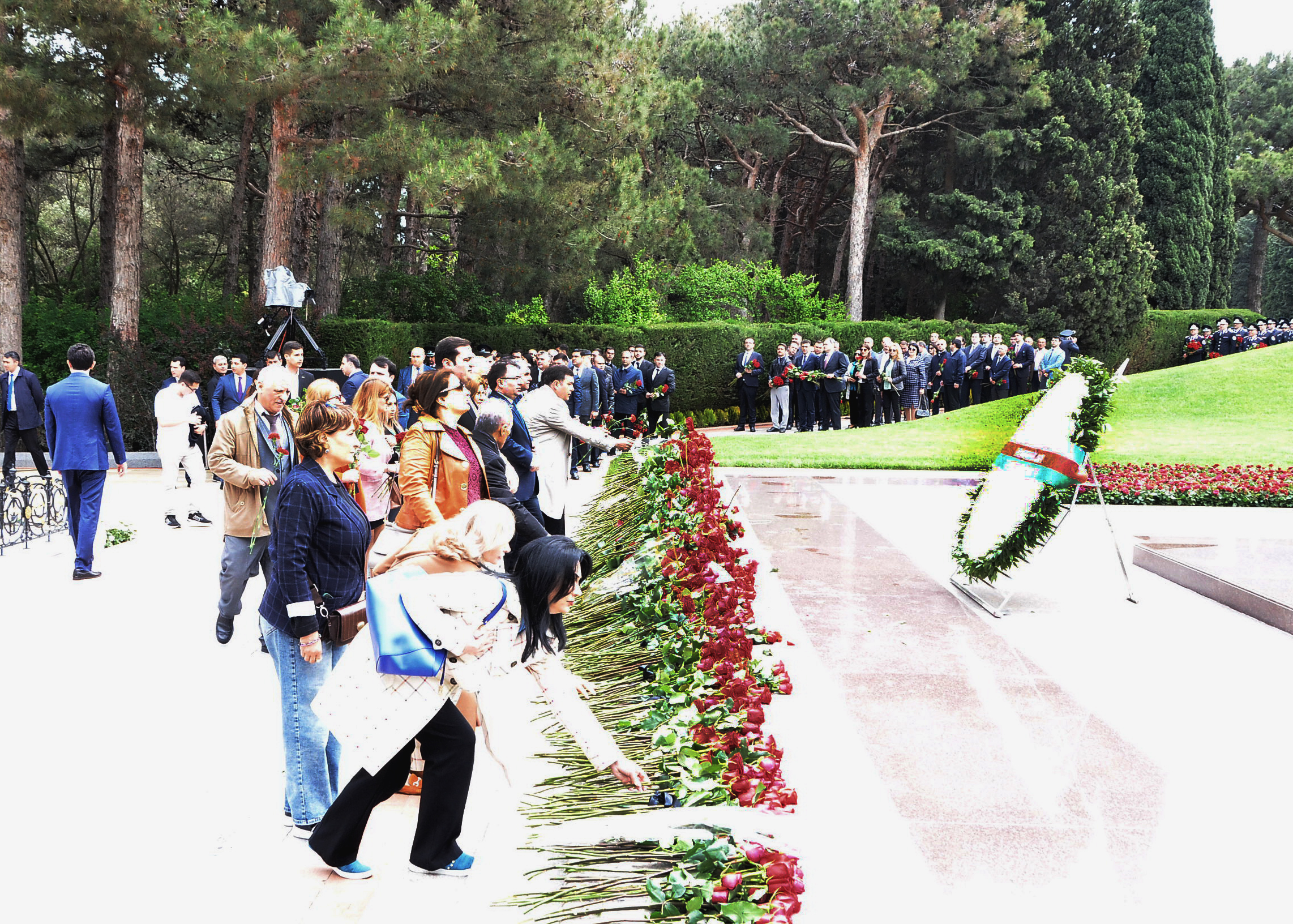 Dövlət İdarəçilik Akademiyasının kollektivi Ulu Öndər Heydər Əliyevin xatirəsini yad edib