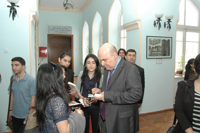 Dövlət İdarəçilik Akademiyasında Xalq Yazıçısı Çingiz Abdullayevlə görüş keçirilmişdir