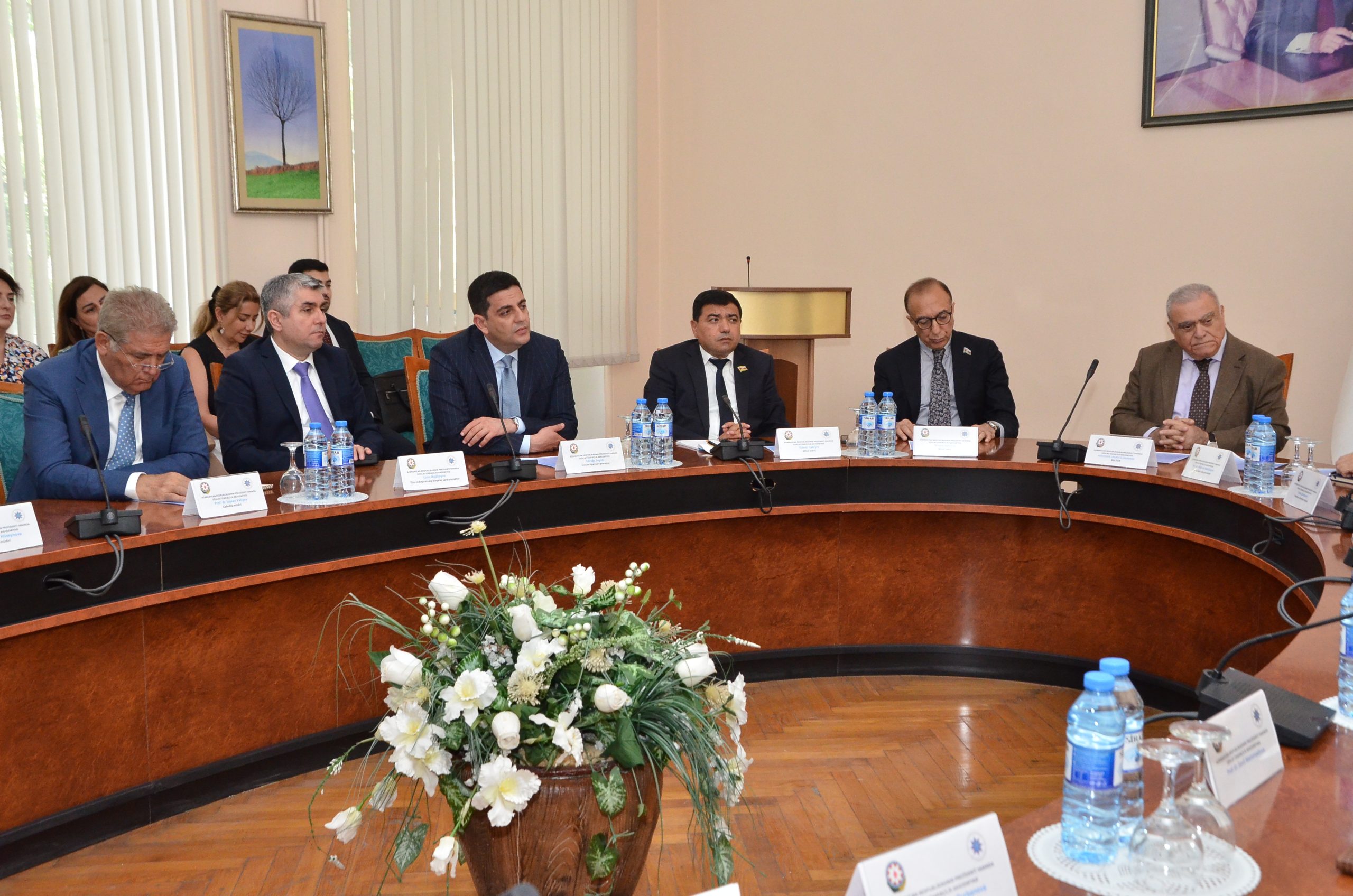 “Qərbi Azərbaycana qayıdış tarixi və beynəlxalq hüquqi kontekstdə” mövzusunda elmi-praktik dəyirmi masa keçirilib