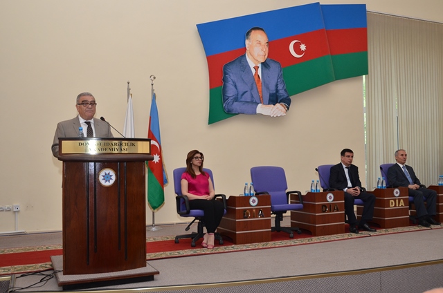 Dövlət qulluqçularının peşə bayramına həsr edilən elmi-praktiki konfrans keçirilib