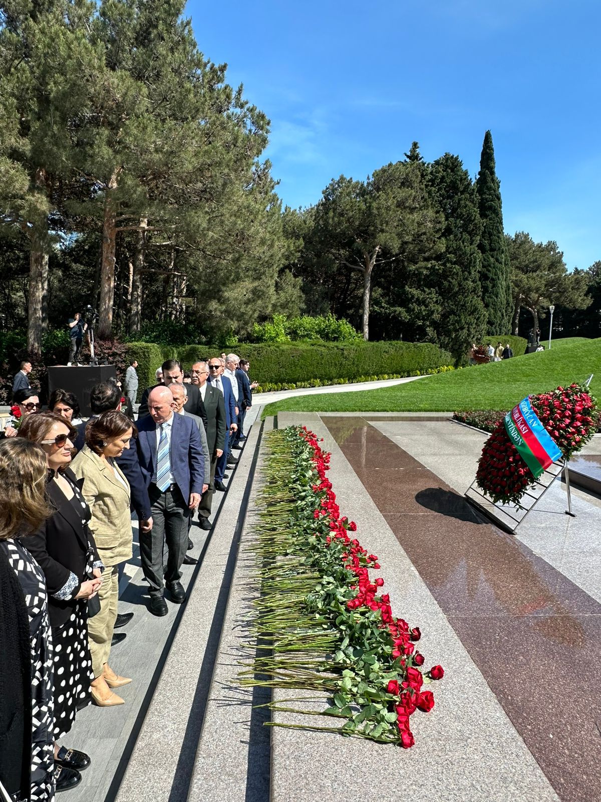 Dövlət İdarəçilik Akademiyasının kollektivi Fəxri xiyabanda Ulu Öndərin məzarını ziyarət edib