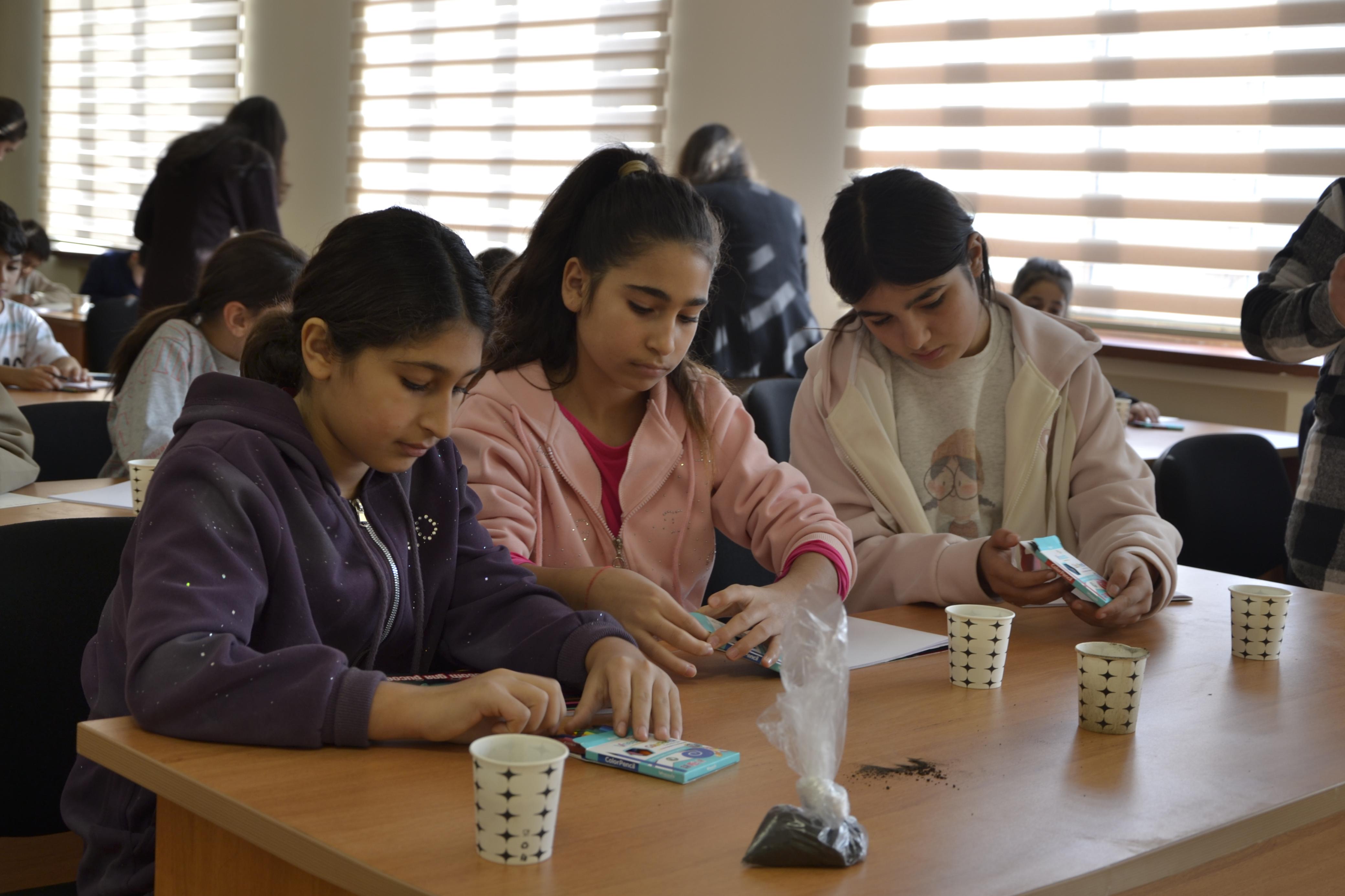 Müəllim və tələbələrimiz internat məktəbində şagirdlərlə görüşmüşlər