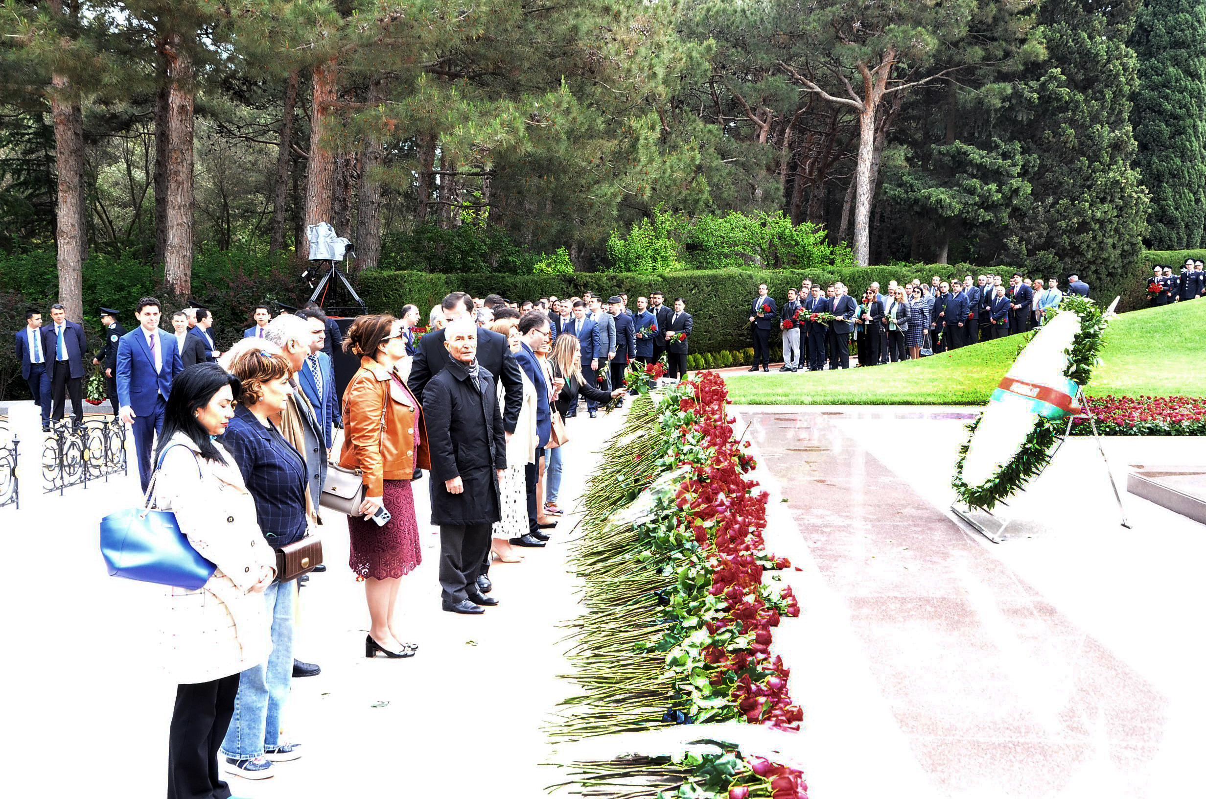 Dövlət İdarəçilik Akademiyasının kollektivi Ulu Öndər Heydər Əliyevin xatirəsini yad edib