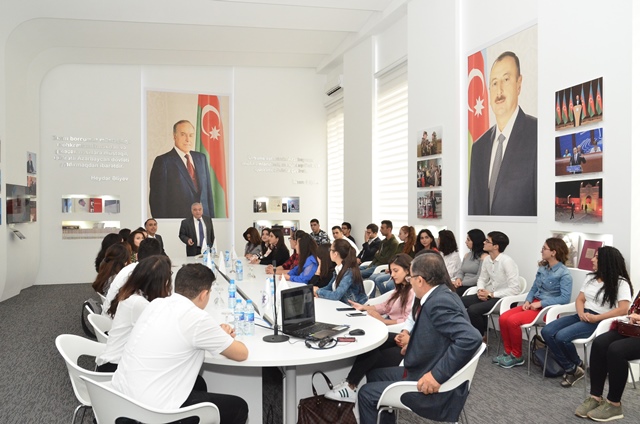 DİA-da “Heydər Əliyev Dövlət İdarəçiliyi Məktəbi”nin növbəti məşğələsi keçirilib