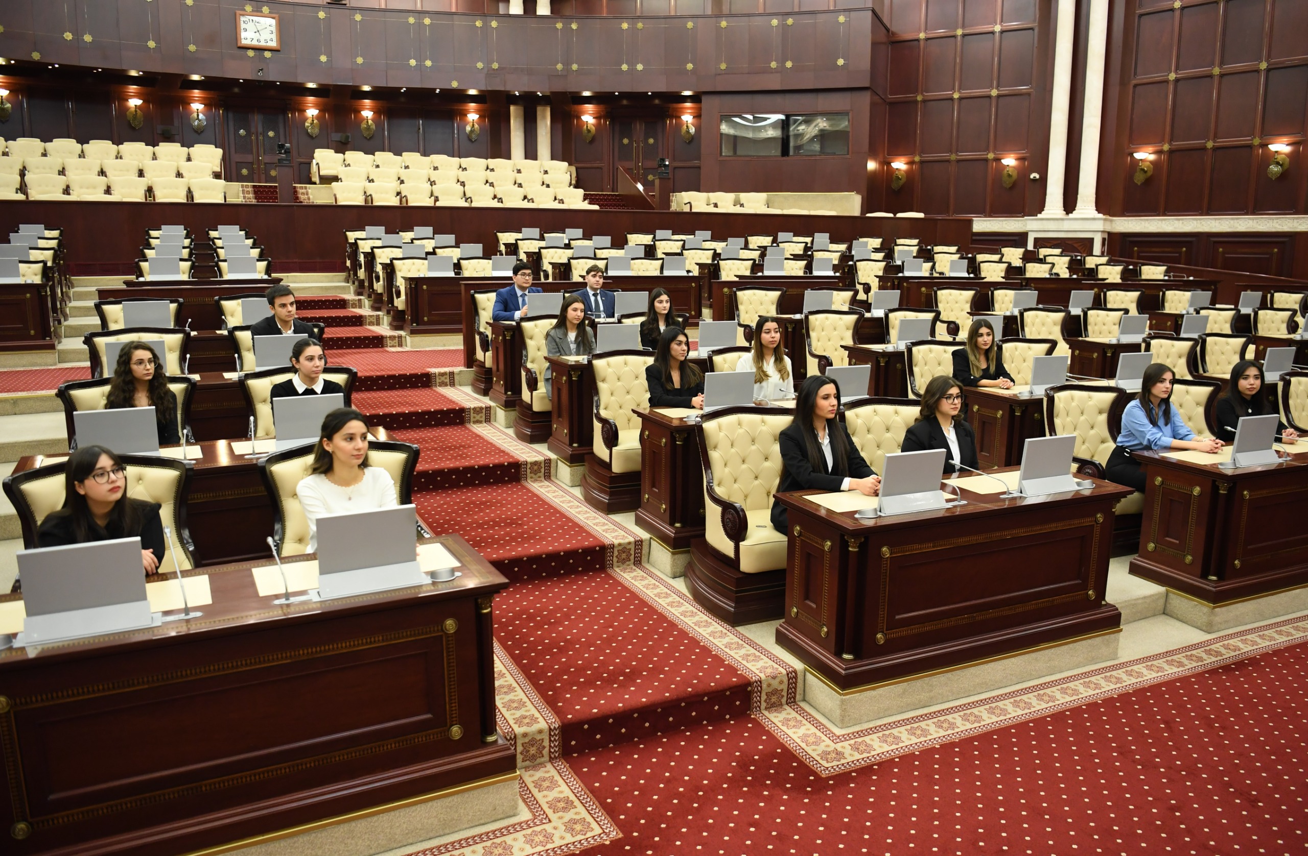 Ulu Öndər Heydər Əliyevin yubiley tədbirləri çərçivəsində Dövlət İdarəçilik Akademiyasının tələbələri Milli Məclisdə olublar