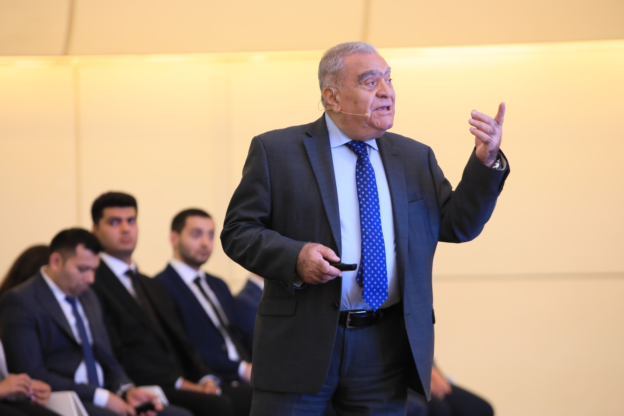 “Prezident İlham Əliyevin innovativ dövlət idarəçiliyi texnologiyaları: COP29-a aparan yol” mövzusunda təqdimat keçirilib