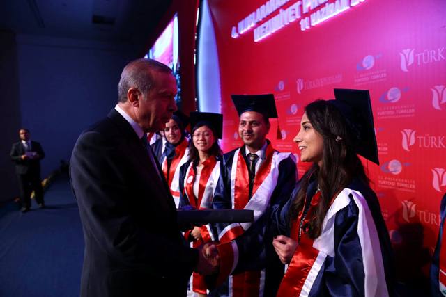 Türkiyə Prezidenti Dövlət İdarəçilk Akademiyasının məzununa ödül təqdim edib