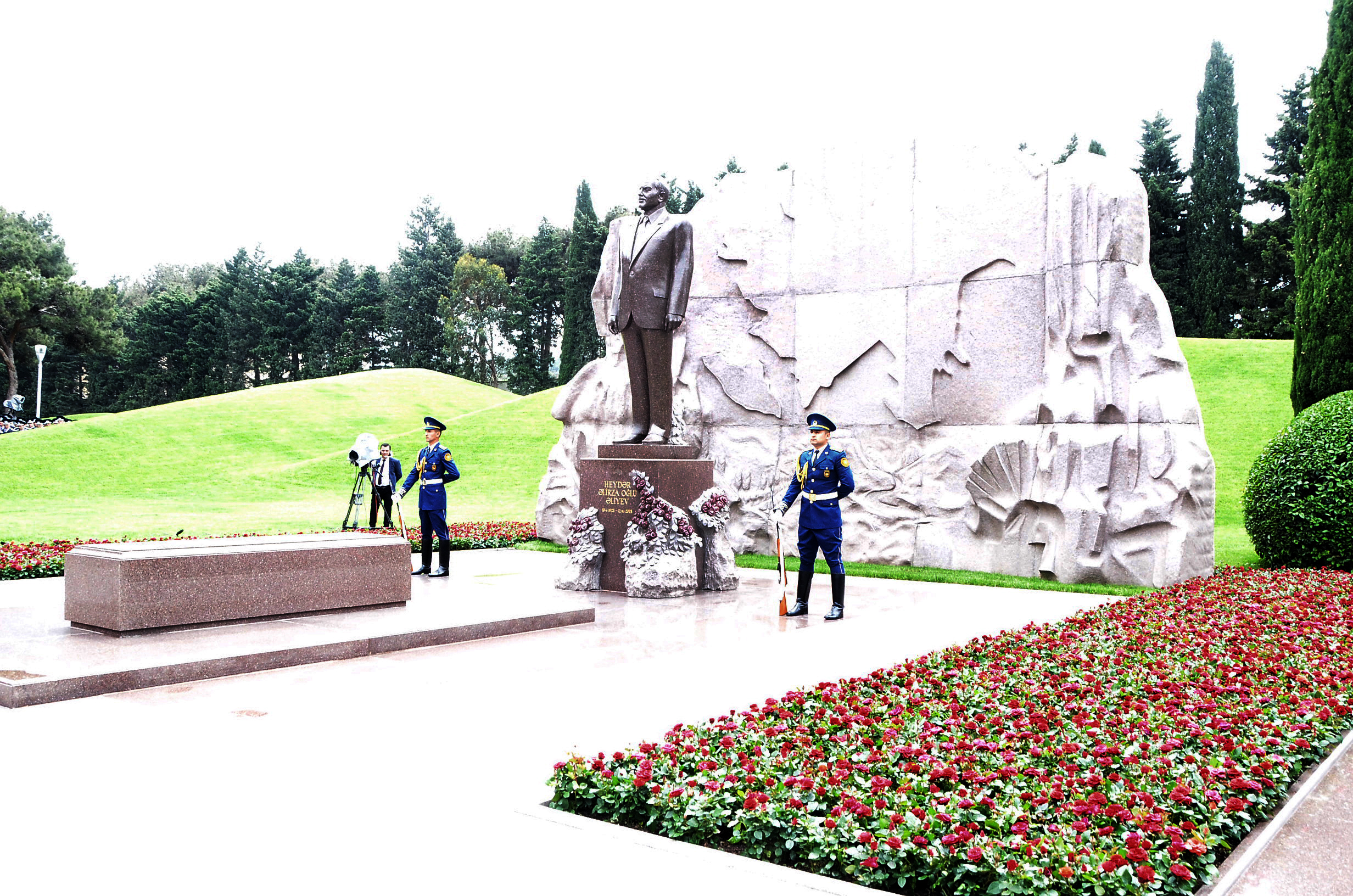 Dövlət İdarəçilik Akademiyasının kollektivi Ulu Öndər Heydər Əliyevin xatirəsini yad edib