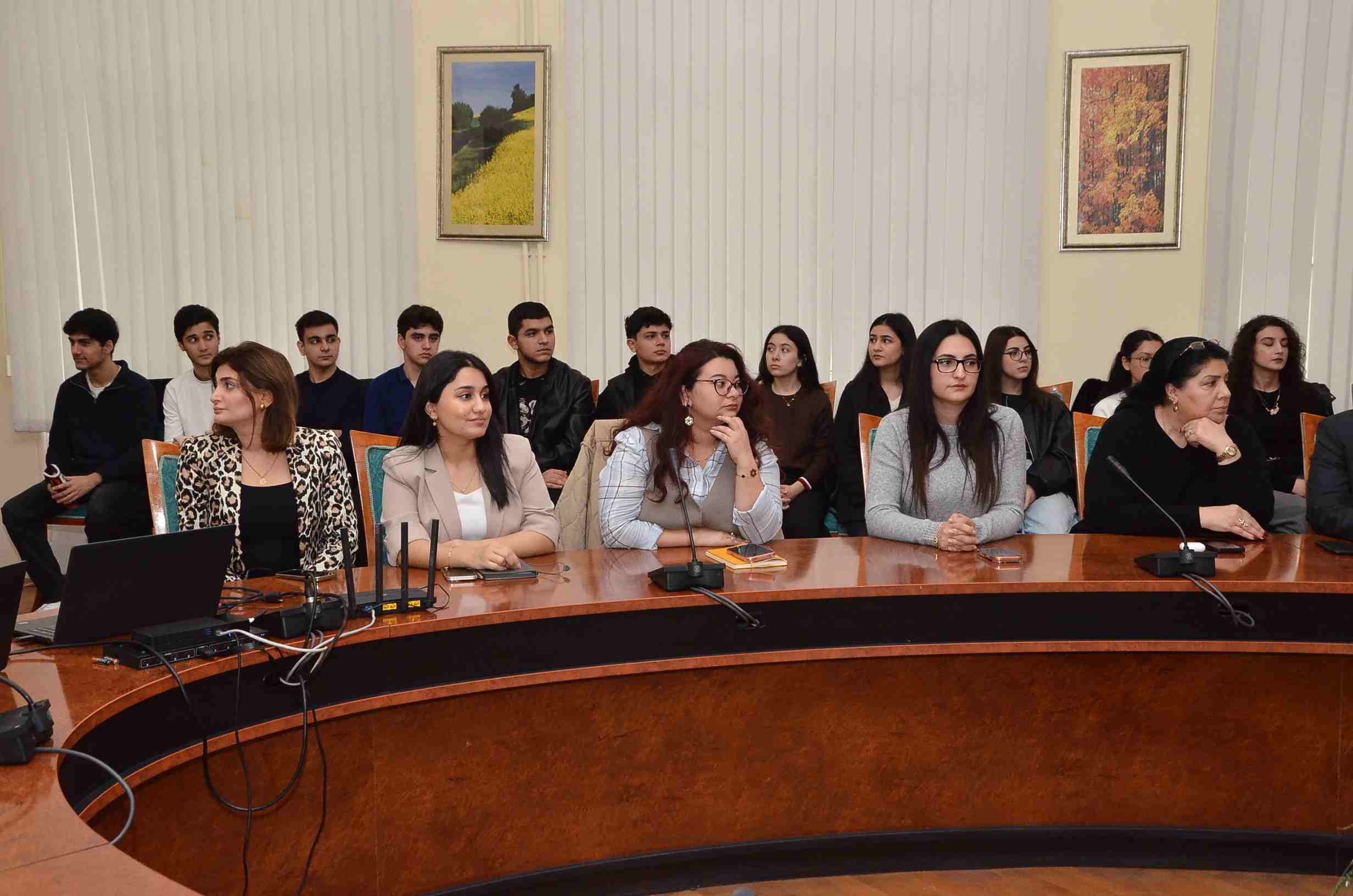 Tələbələrlə effektiv kommunikasiyanın qurulması” mövzusunda təlim keçirilmişdir