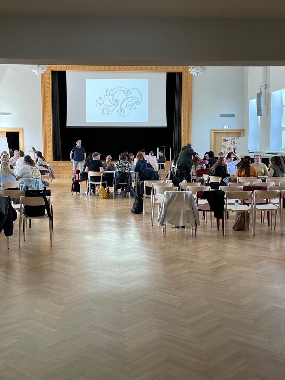 DİA-nın müəllimi xarici ölkələrdən olan tələbələrinə akademik mühazirələr keçirmişdi