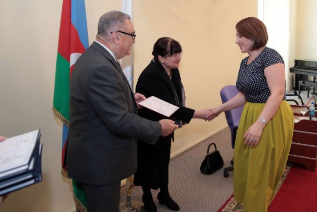 Mayın 23-də təhsilin magistr pilləsini bitirən dövlət qulluqçularına diplomlar təqdim olunub