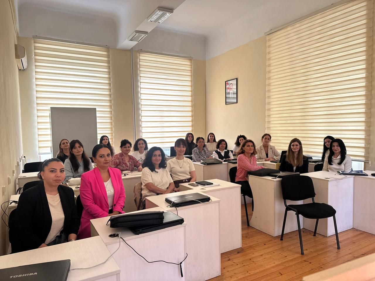 Dillər kafedrasında interaktiv tədris metodlarının inkişafına dair təlim baş tutdu.