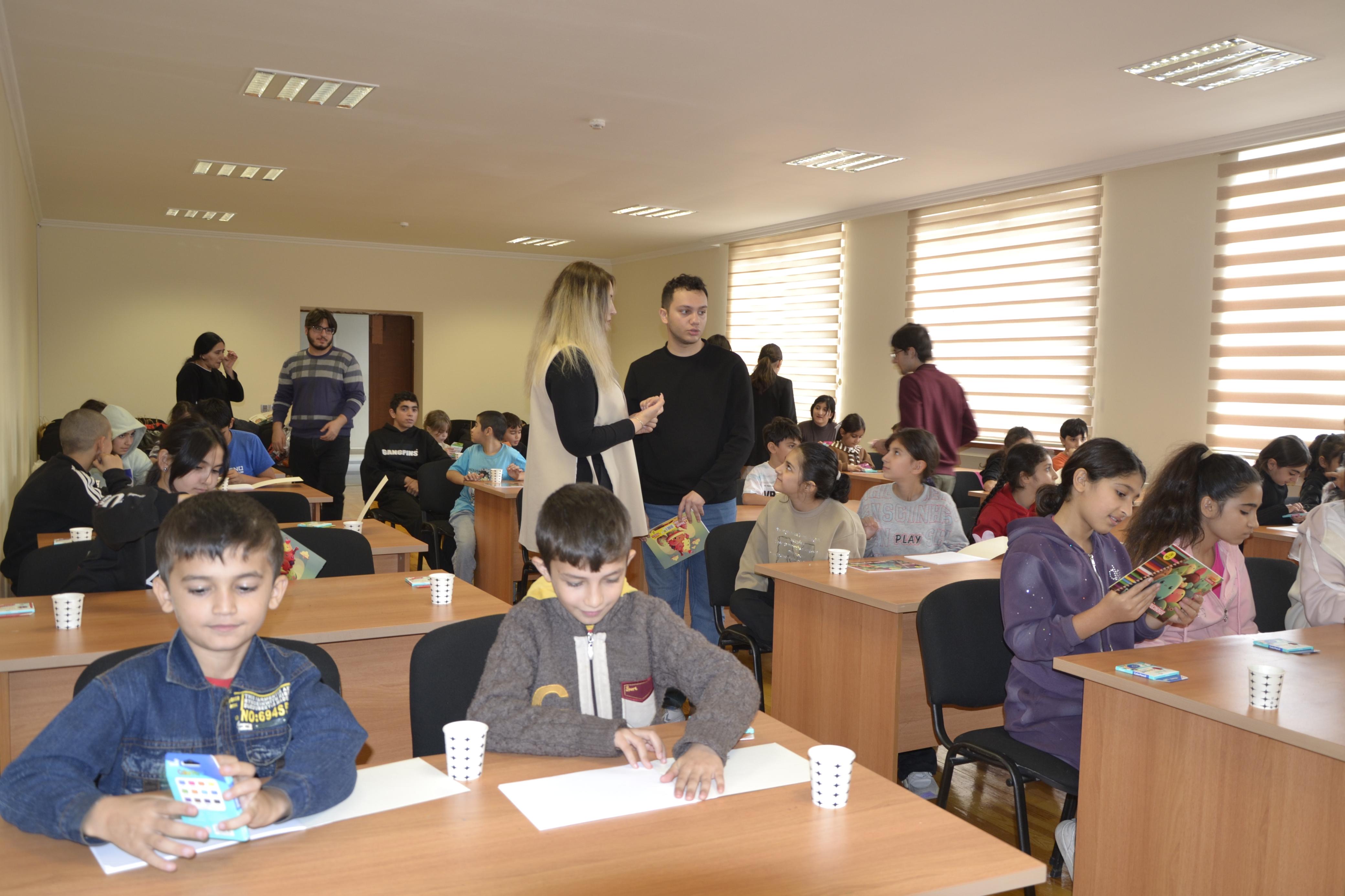 Müəllim və tələbələrimiz internat məktəbində şagirdlərlə görüşmüşlər