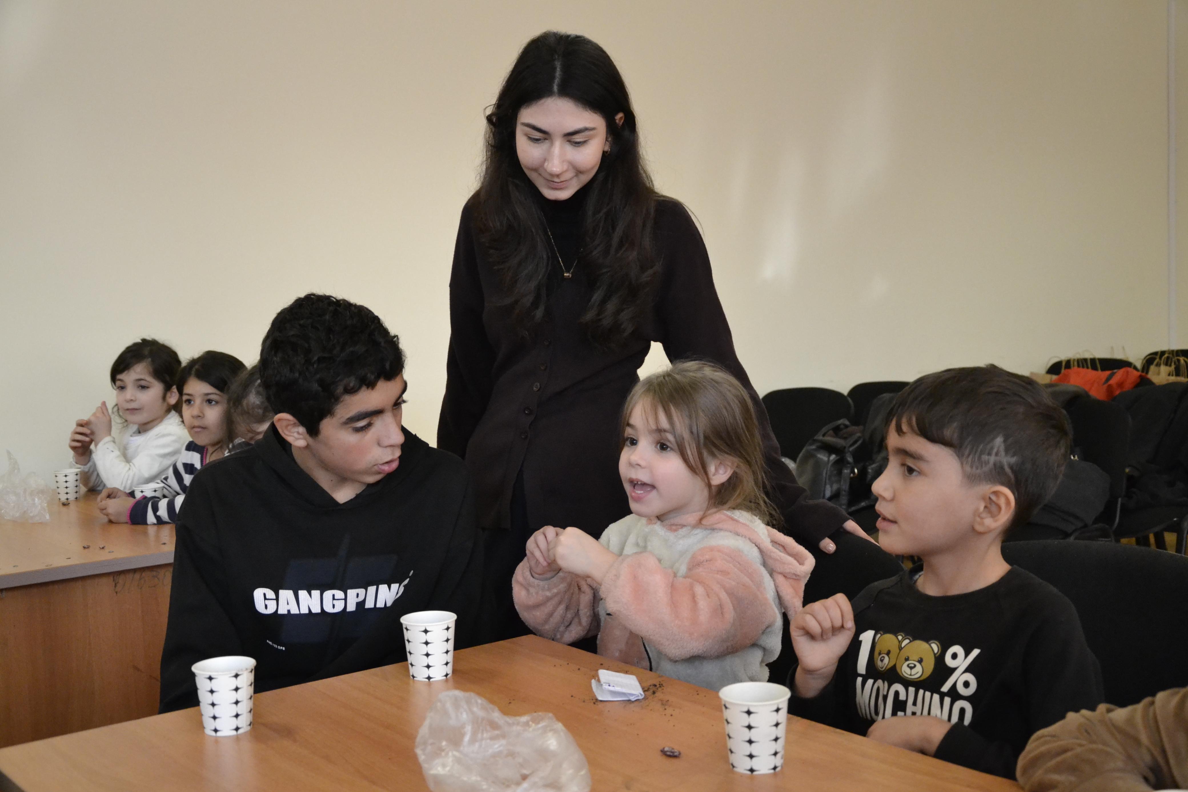 Müəllim və tələbələrimiz internat məktəbində şagirdlərlə görüşmüşlər