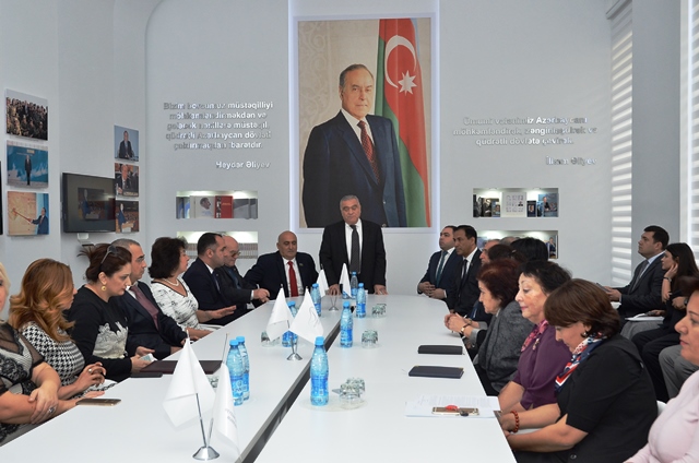 Dövlət İdarəçilik Akademiyasının nəzdində fəaliyyət göstərən “Heydər Əliyev Dövlət İdarəçilik Məktəbi”ndə ümummilli lider Heydər Əliyevin xatirəsinə həsr edilmiş anım tədbiri keçirilmişdir