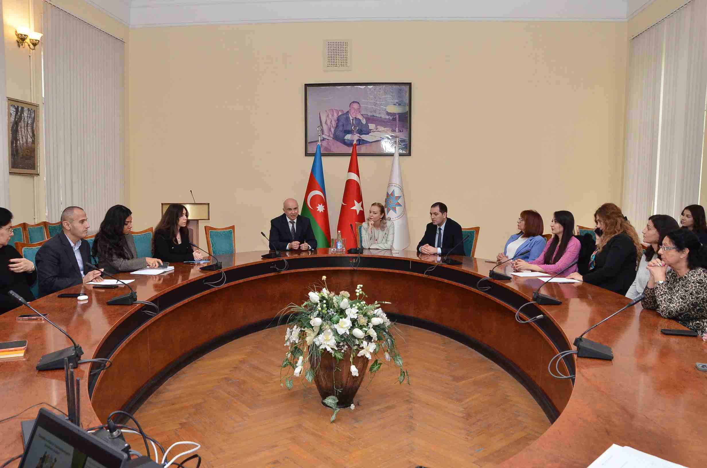 Tələbələrlə effektiv kommunikasiyanın qurulması” mövzusunda təlim keçirilmişdir