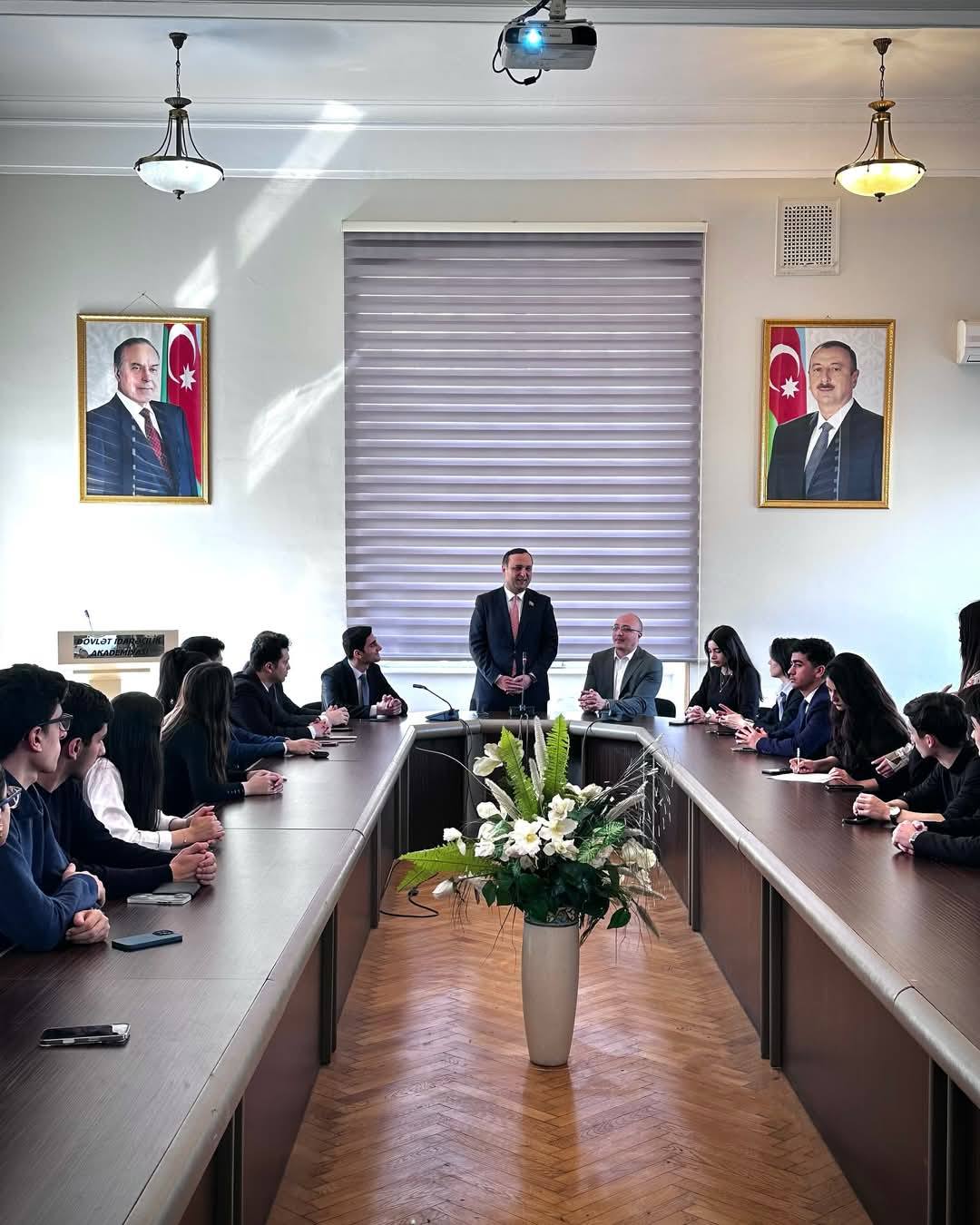 Milli Məclisin deputatı Şahin İsmayılov DİA -da tələbələrlə görüşdü