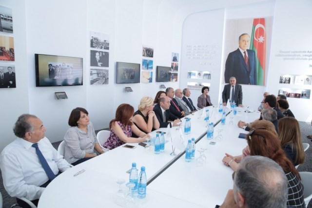 Dövlət İdarəçilik Akademiyasında Respublika Gününə həsr olunmuş “dəyirmi masa”