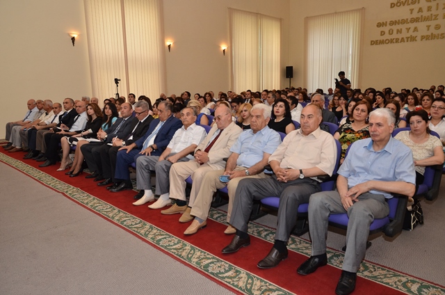 Dövlət qulluqçularının peşə bayramına həsr edilən elmi-praktiki konfrans keçirilib