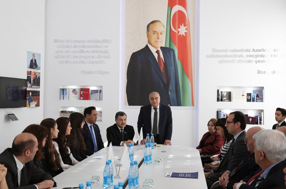 Dekabrın 9-da Azərbaycan Respublikasının Prezidenti yanında Dövlət İdarəçilik Akademiyasının (DİA) və Heydər Əliyev Mərkəzinin birgə təşkilatçılığı ilə Heydər Əliyev Dövlət İdarəçiliyi Məktəbində Ulu Öndərin xatirəsini anma mərasimi keçirilib