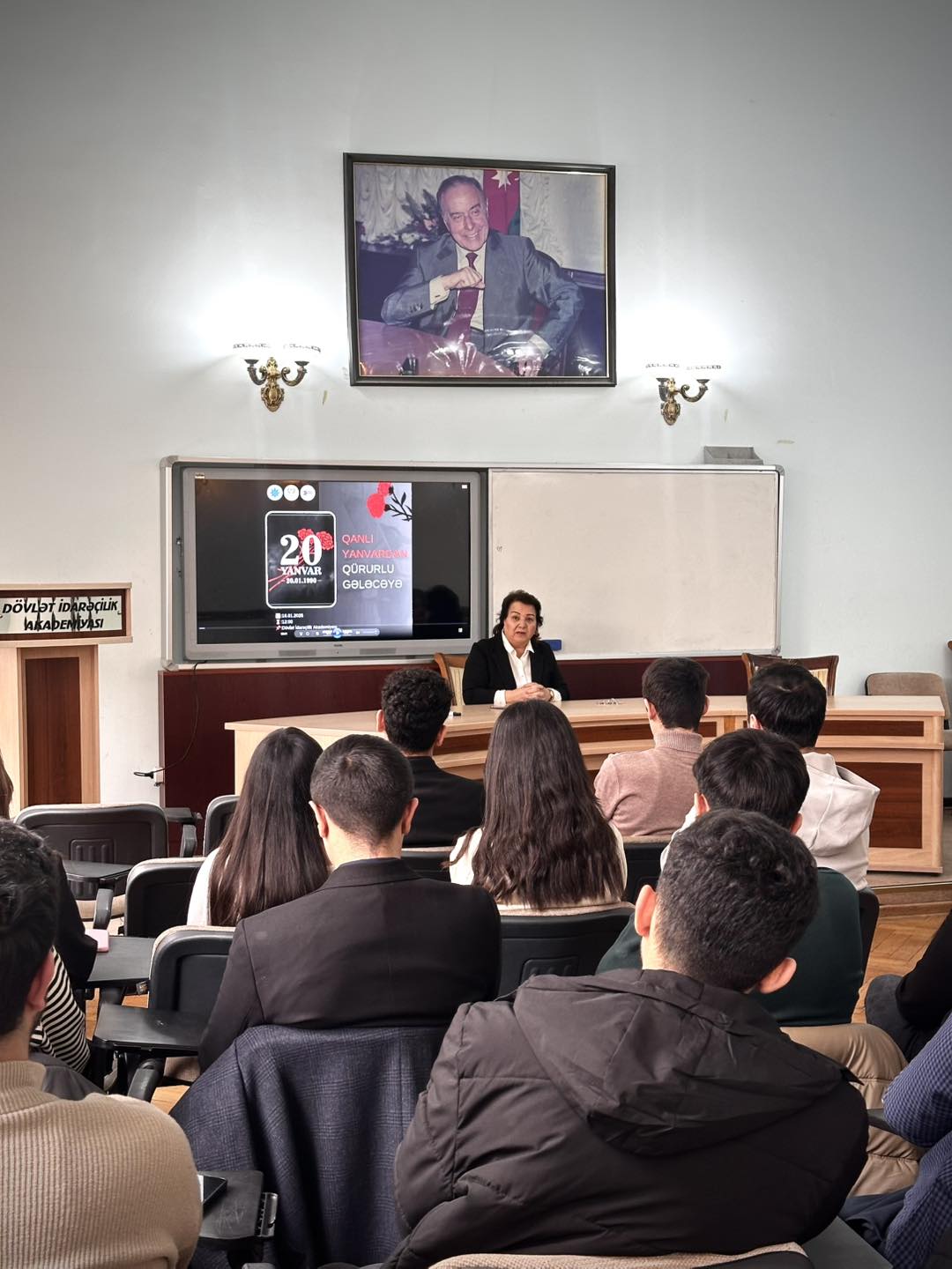 DİA-nın Tələbə Gənclər Təşkilatının nəzdində fəaliyyət göstərən "Vətənpərvərlik" və "Kitab" klublarının birgə təşkilatçılığı ilə 20 Yanvar faciəsinin 25-ci il dönümünə həsr olunmuş tədbir keçirilmişdir