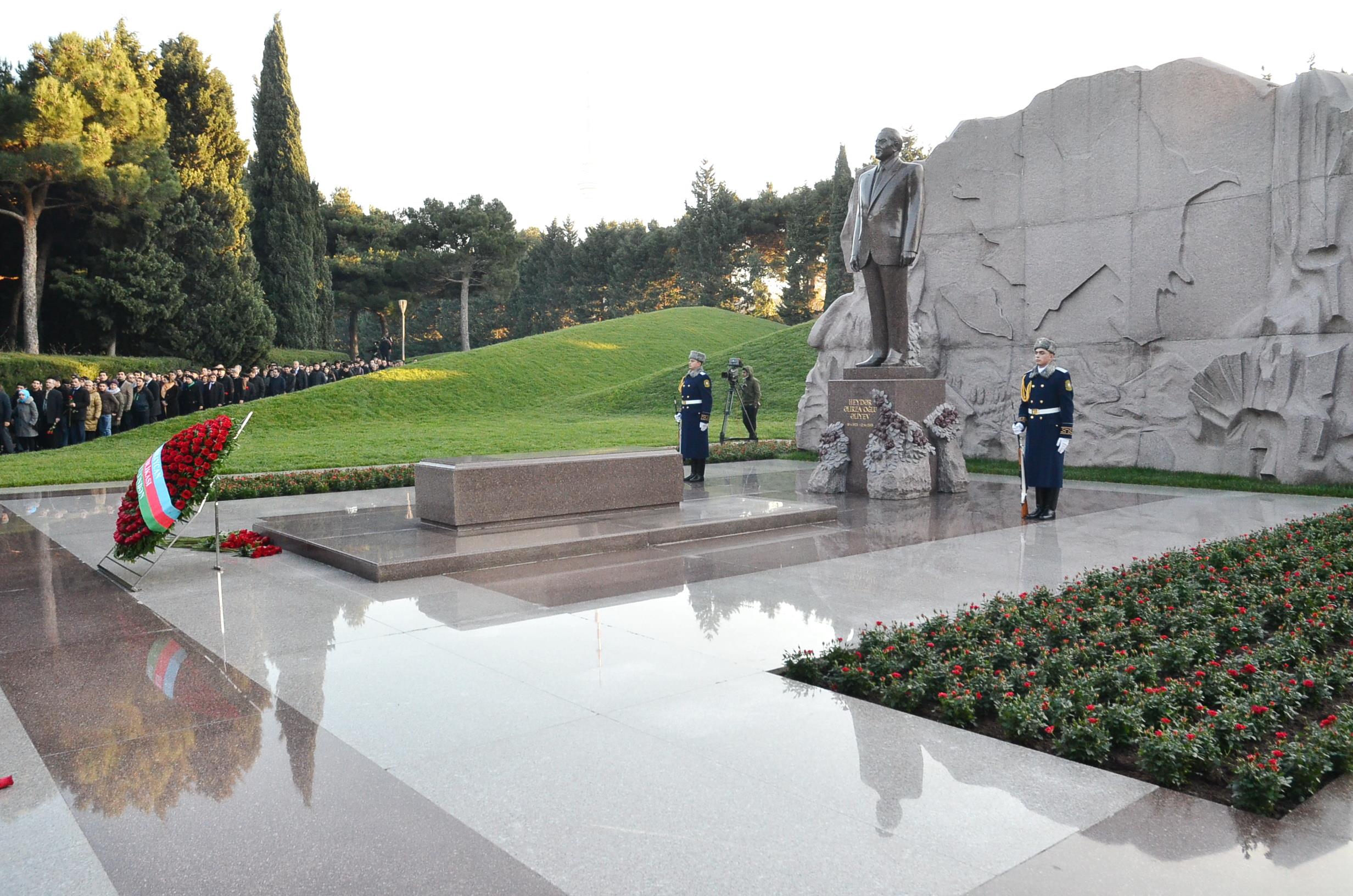 Azərbaycan Respublikasının Prezidenti yanında Dövlət İdarəçilik Akademiyasının kollektivi ulu öndər Heydər Əliyevin məzarını ziyarət edib