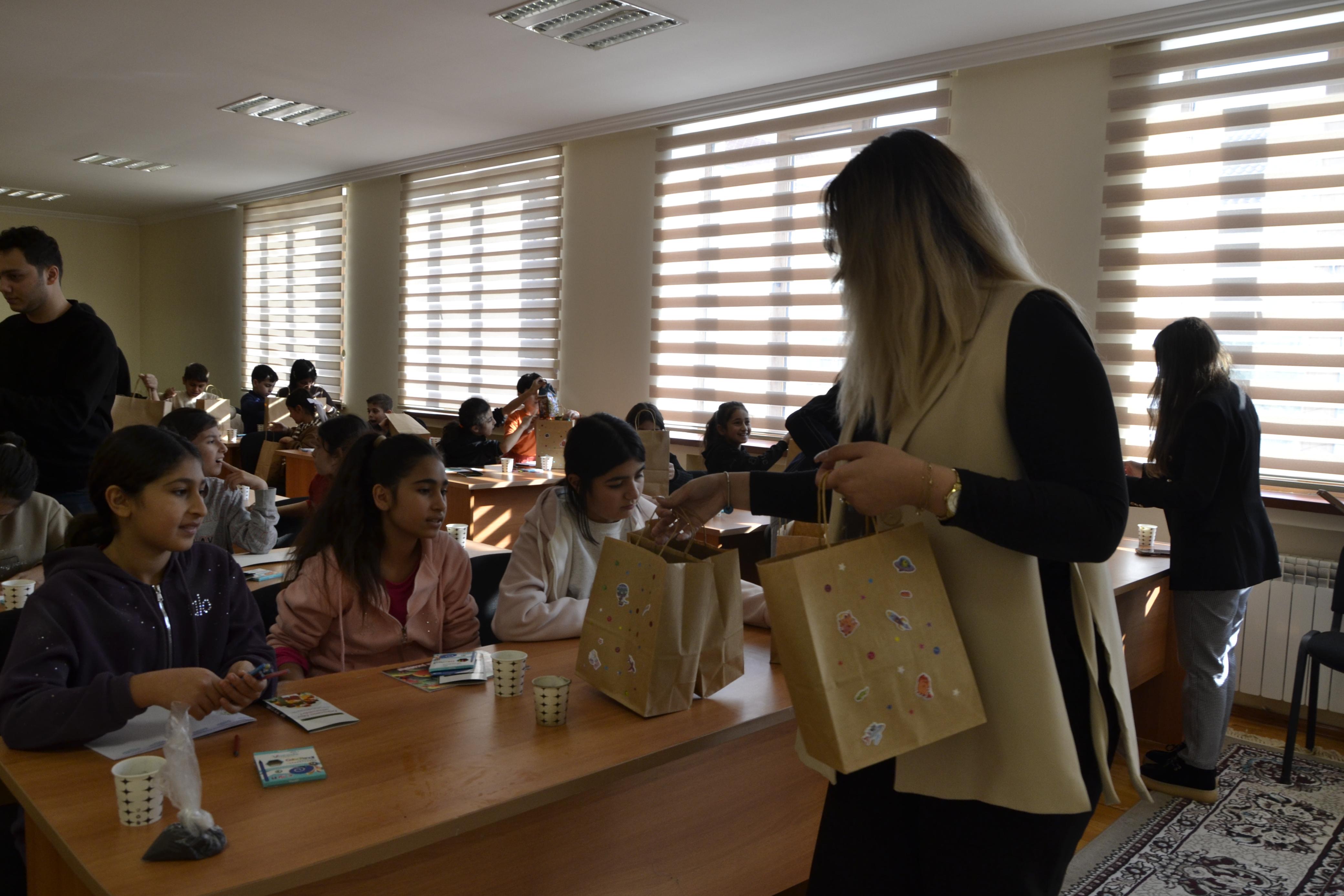 Müəllim və tələbələrimiz internat məktəbində şagirdlərlə görüşmüşlər