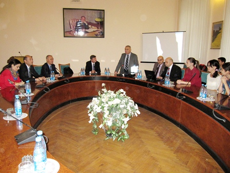 Akademiyasında Bakı Beynəlxalq Humanitar Forumunda iştirakçısı Carleton universitenin Dövlət İdarəçiliyi kafedrasının professoru Lesli Pal ilə görüş keçirilmişdir