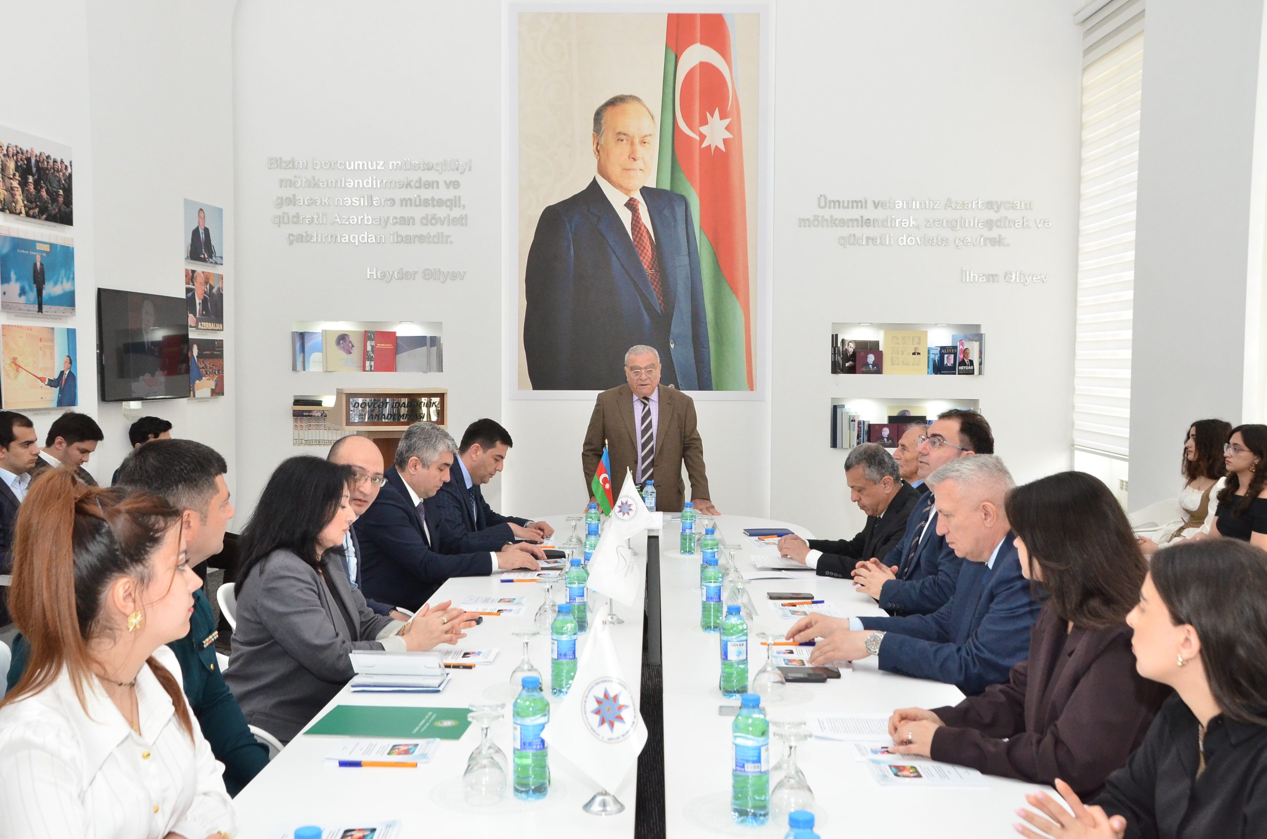 Dövlət İdarəçilik Akademiyasında “Ümummilli lider Heydər Əliyev Azərbaycan Respublikasının Konstitusiyasının müəllifi kimi” mövzusunda konfrans keçirilib