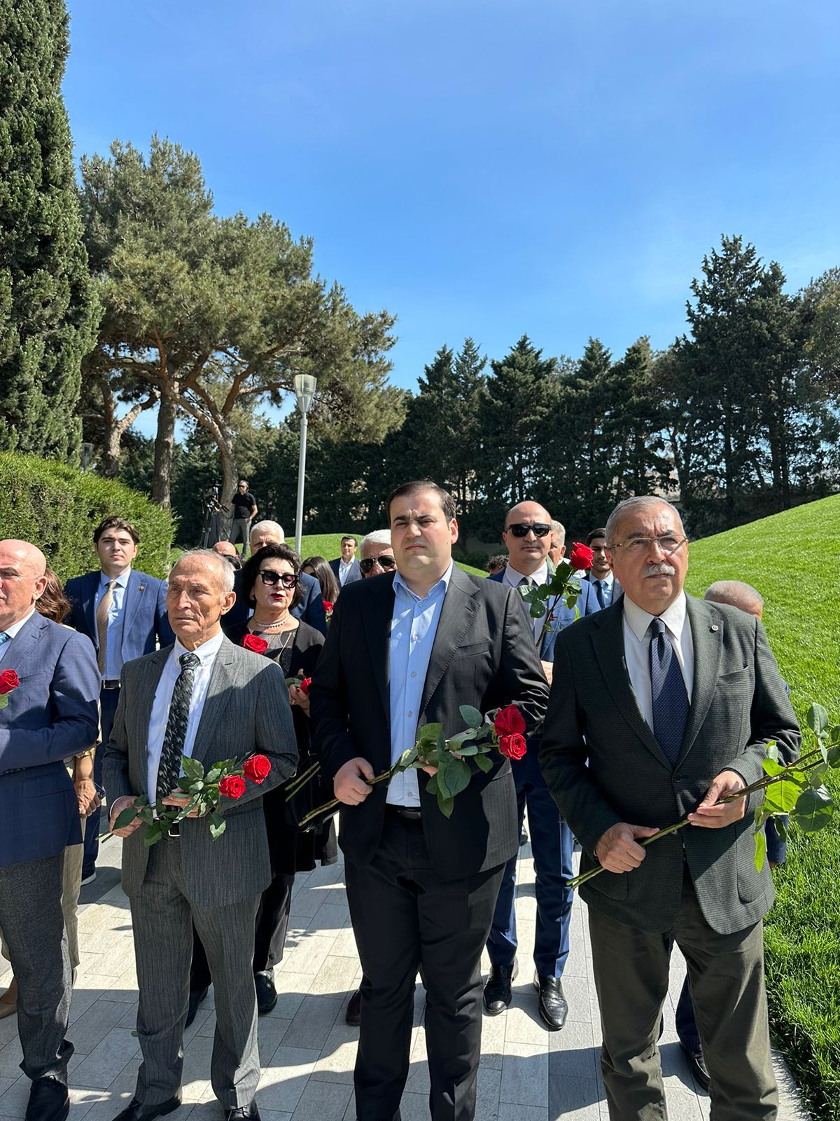 Dövlət İdarəçilik Akademiyasının kollektivi Fəxri xiyabanda Ulu Öndərin məzarını ziyarət edib