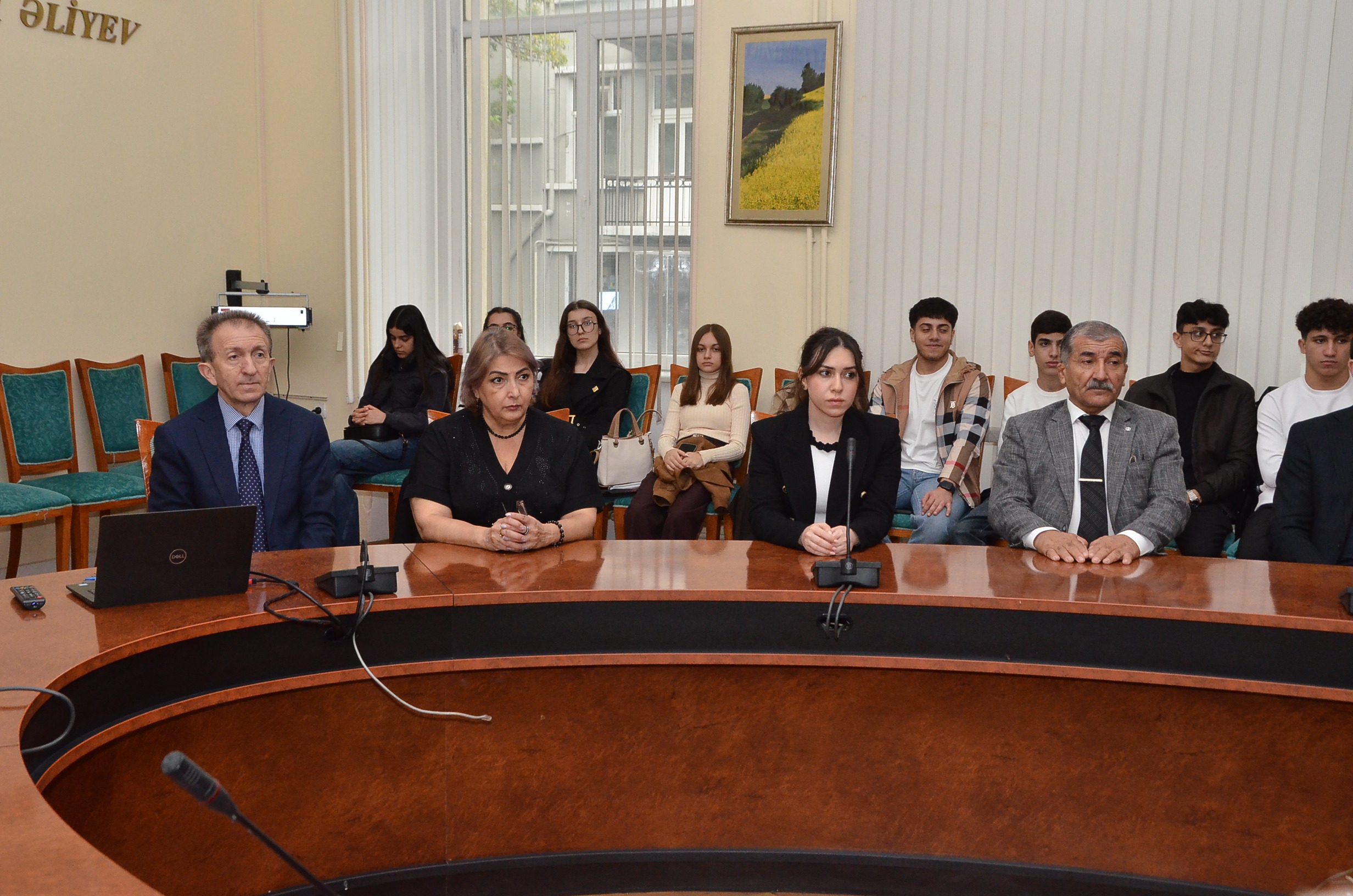 Dövlət İdarəçilik Akademiyasında müstəqilliyin bərpasının 34-cü ildönümünə həsr olunmuş dəyirmi masa keçirilib