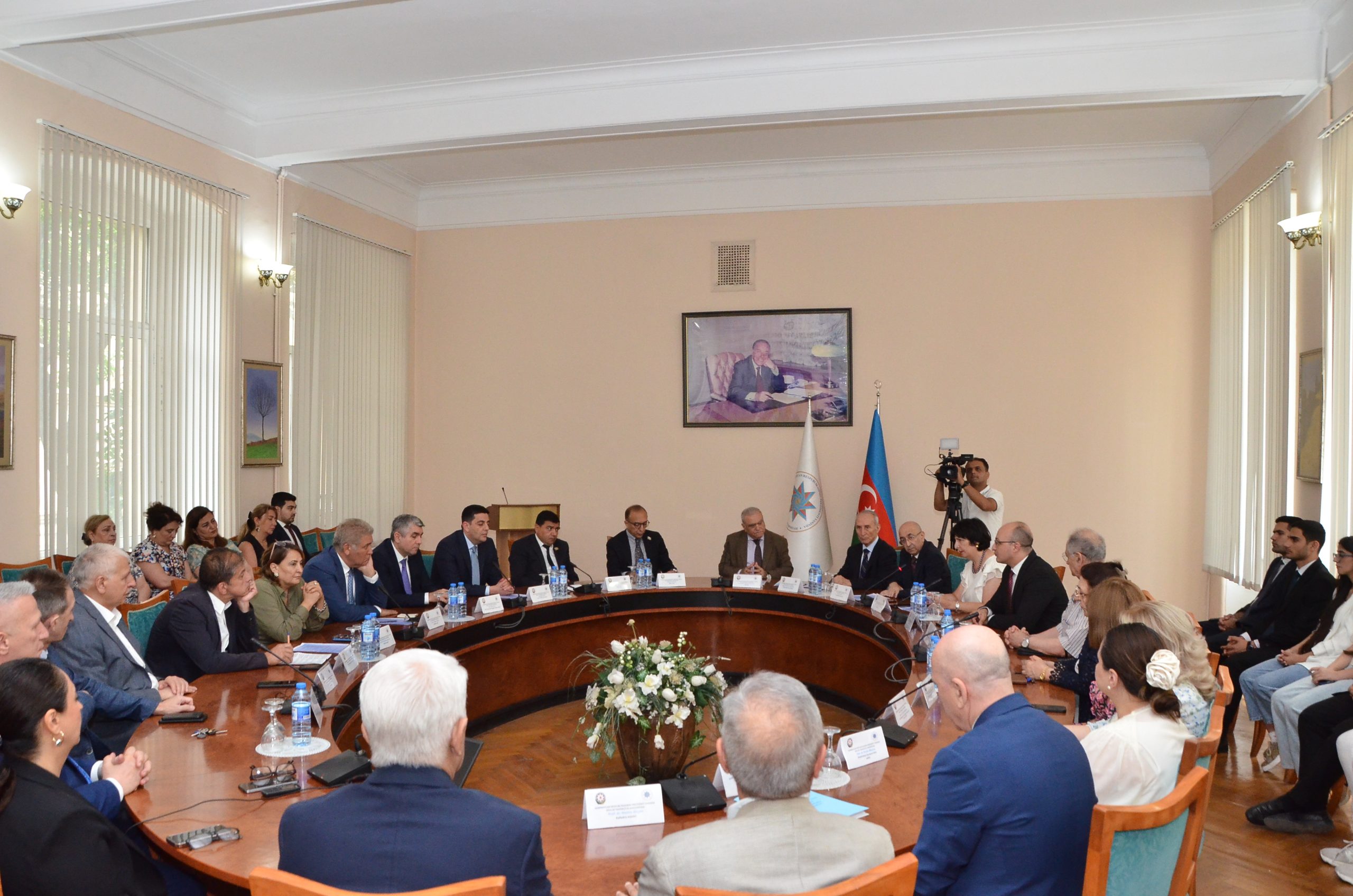 “Qərbi Azərbaycana qayıdış tarixi və beynəlxalq hüquqi kontekstdə” mövzusunda elmi-praktik dəyirmi masa keçirilib