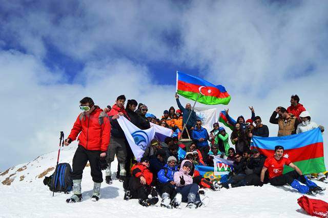 Dövlət İdarəçilik Akaemiyasının tələbələri Heydər Əliyev zirvəsinə yürüşdə iştirak ediblər