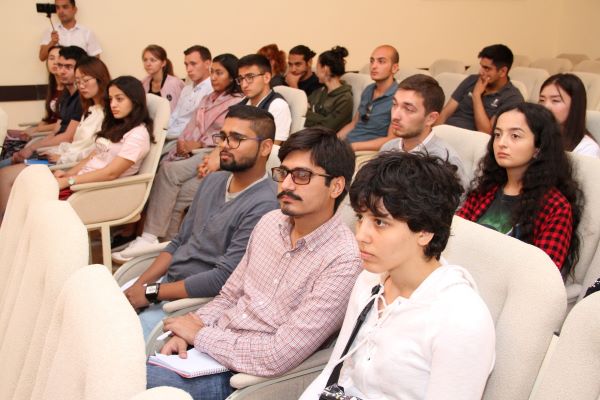 DİA-nın dosenti “Kənd təsərrüfatının davamlı idarə edilməsi, innovativ yanaşma” mövzusunda mühazirə deyib