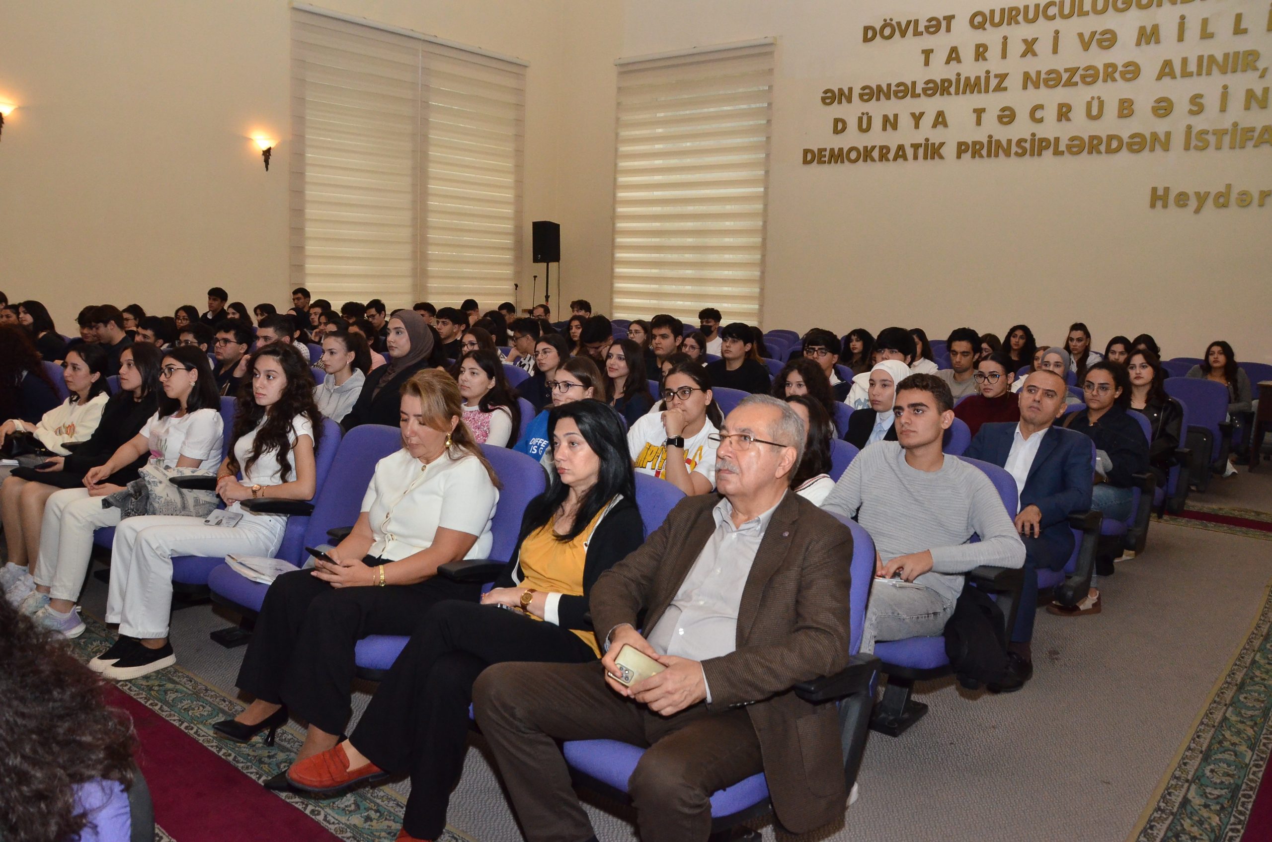 "Beynəlxalq münasibətlər tarixi" adlı 5 cildlik dərslik kitabının təqdimatı baş tutmuşdur.