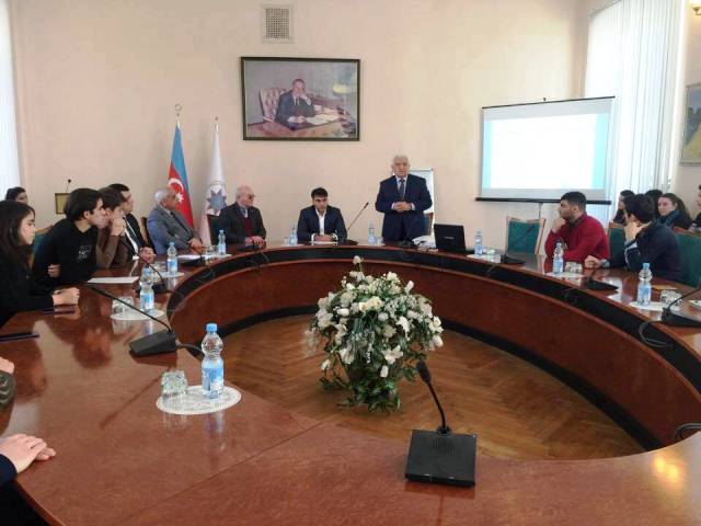 Dövlət İdarəçilik Akademiyasının tələbələri dəyirmi masa təşkil ediblər