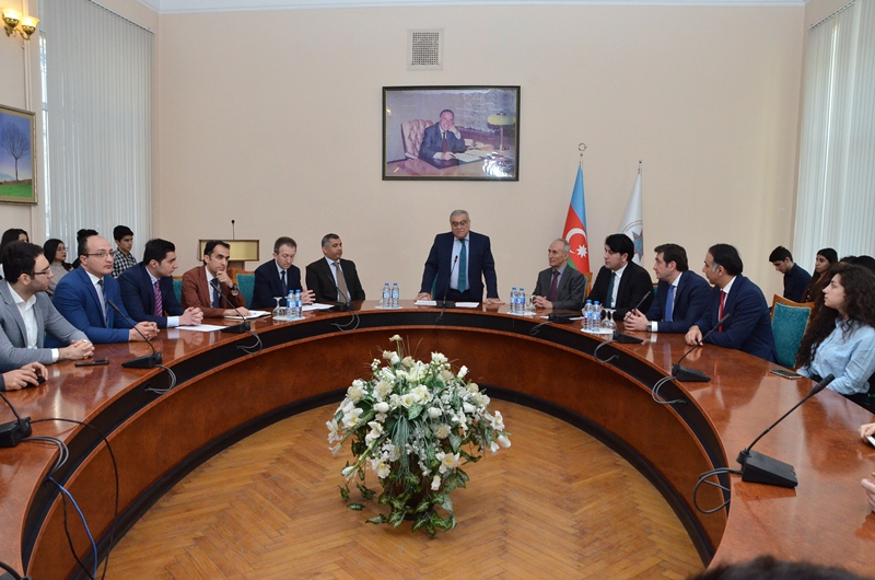 “Könüllülük - vətənpərvərlik məktəbi, xalqa və dövlətə xidmət örnəyi” mövzusunda dəyirmi masa keçirilib