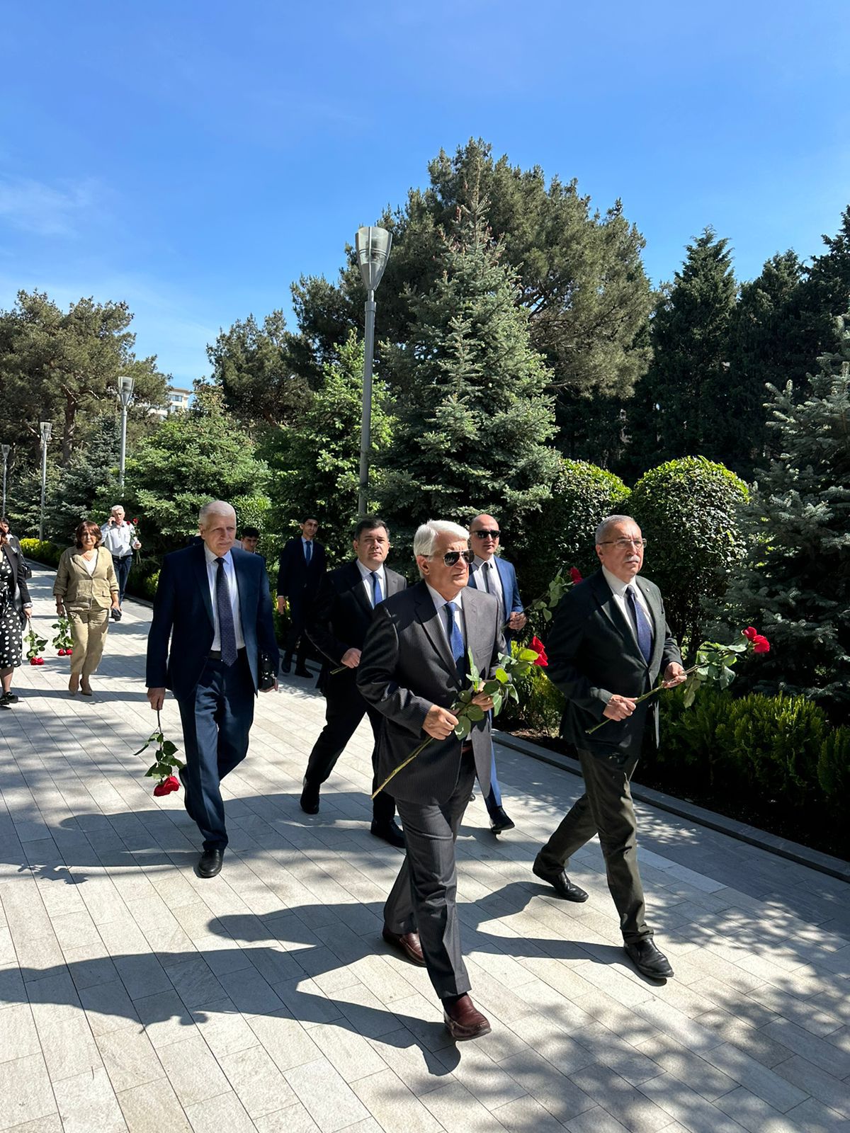 Dövlət İdarəçilik Akademiyasının kollektivi Fəxri xiyabanda Ulu Öndərin məzarını ziyarət edib