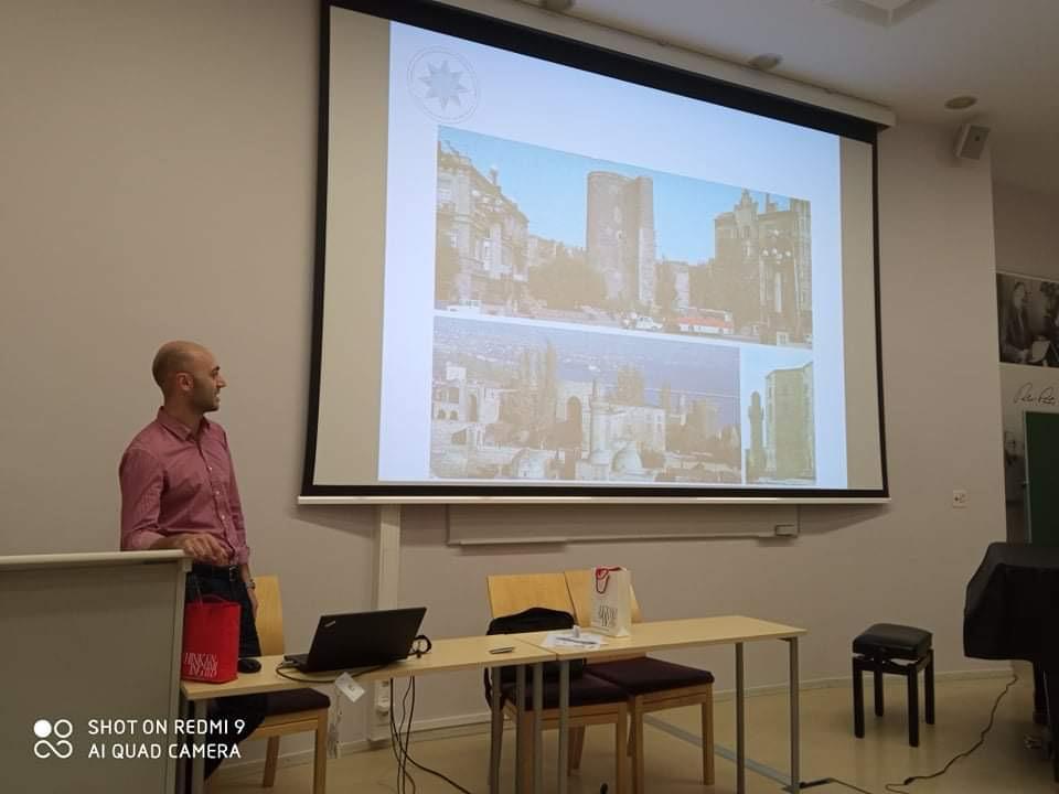 DİA-nın müəllimi xarici ölkələrdən olan tələbələrinə akademik mühazirələr keçirmişdi